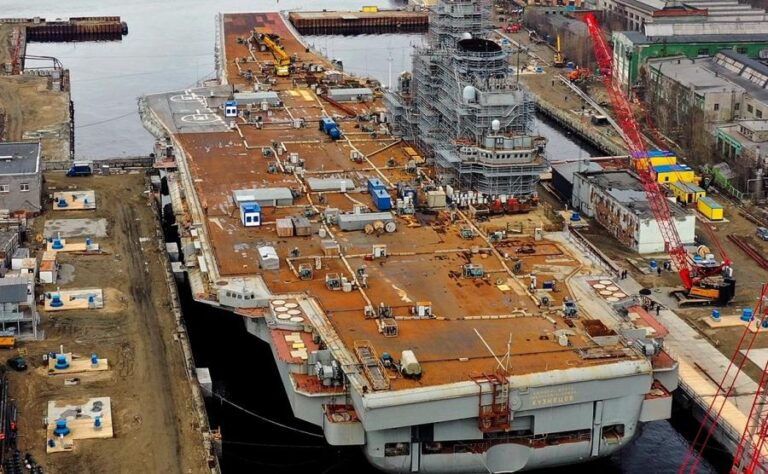 Symbol ruskej moci chátra: jediná lietadlová loď čaká na rozsudok