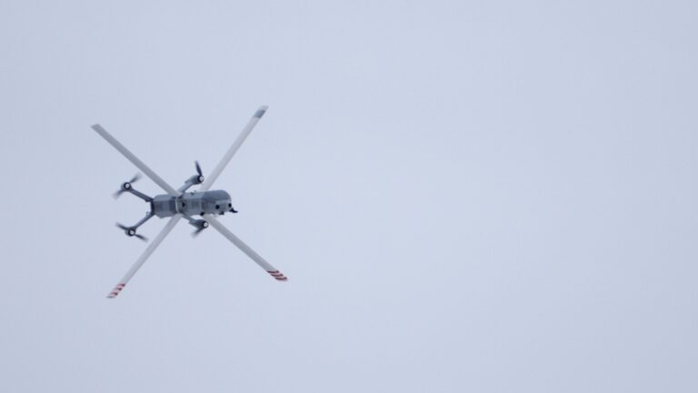 Dronový útok spôsobil požiar na ruskej stanici, trate sú nepoškodené