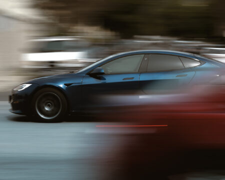 Náhle brzdenie a vysádzanie cestujúcich v križovatke. Čím prekvapili robotaxíky od Tesly?