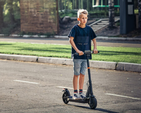 Elektrické kolobežky presunú na cesty. Deti budú povinné nosiť prilby