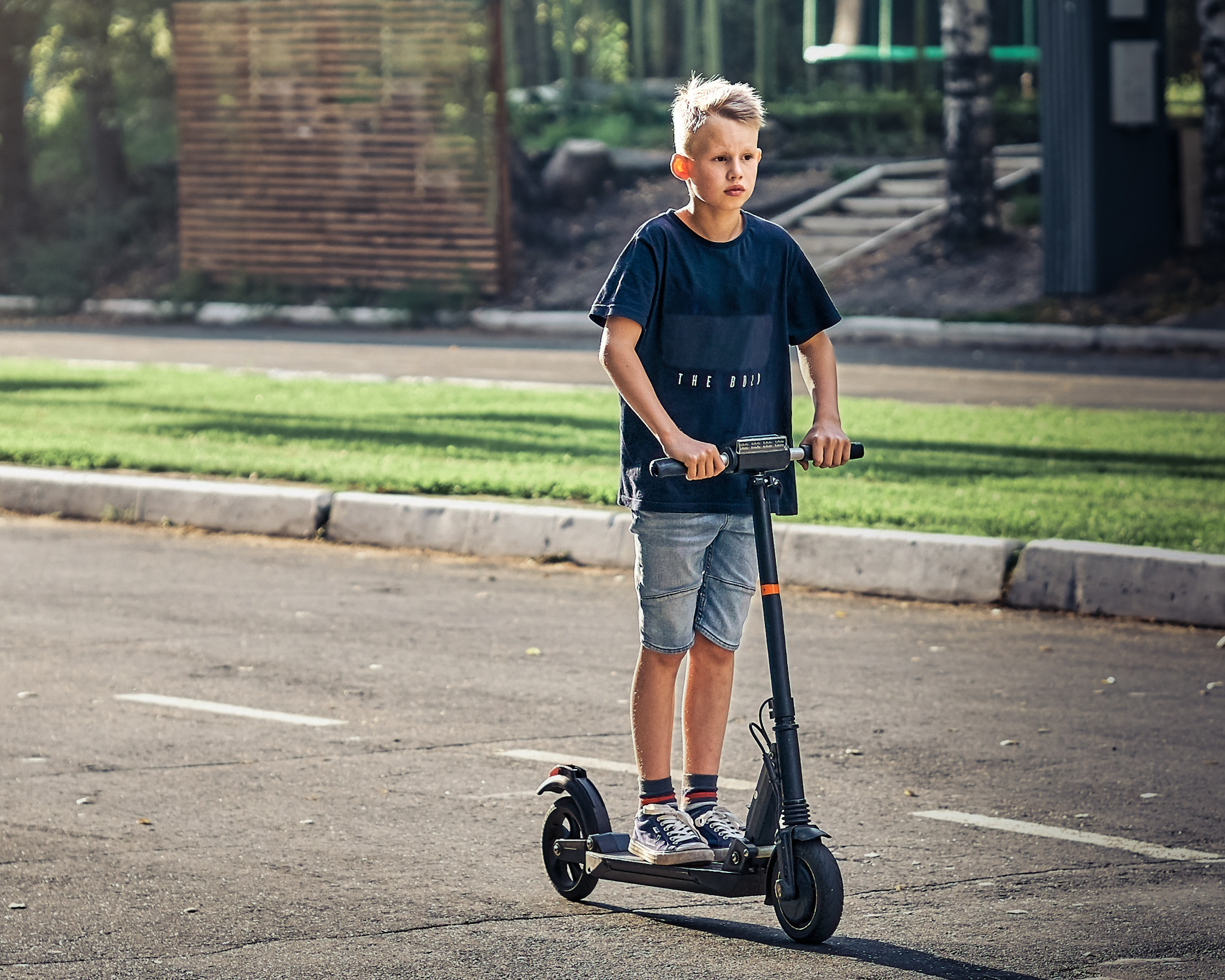 Elektrické kolobežky presunú na cesty. Deti budú povinné nosiť prilby