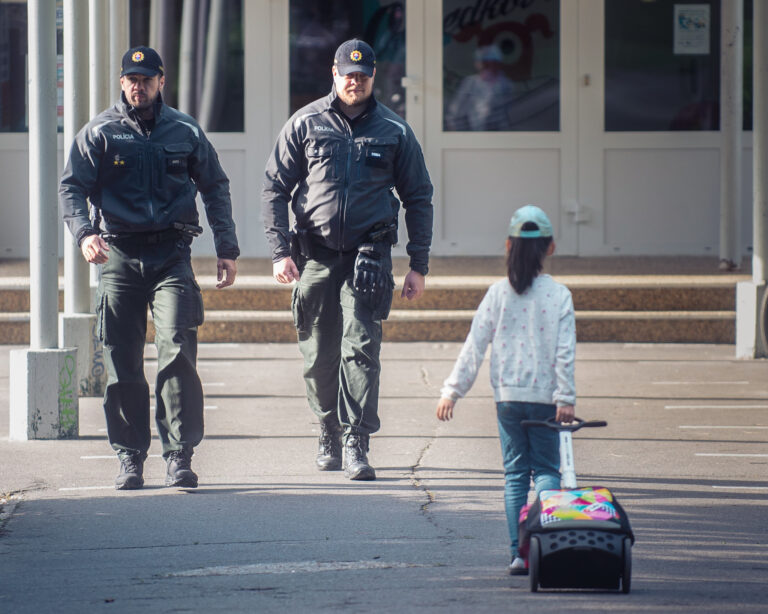 Policajti hliadkujú pred budovou Základnej školy Ostredková v Bratislave. Foto: Jakub Kotian/TASR 