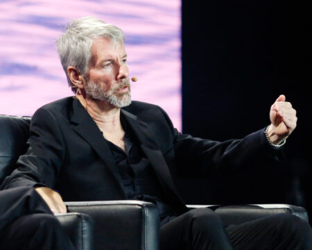 Ako zarábať na dolároch s bitcoinom v pozadí. Stabilný produkt či neúspešný experiment?