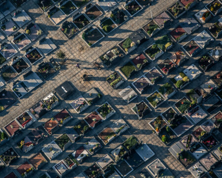 Koľko stojí dôstojnosť? Slovenské pohreby medzi tradíciou, trhom a tichom