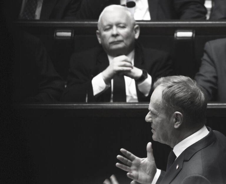  Jaroslaw Kaczynski a Donald Tusk. Foto: Jakub Porzycki/NurPhoto via Getty Images 
