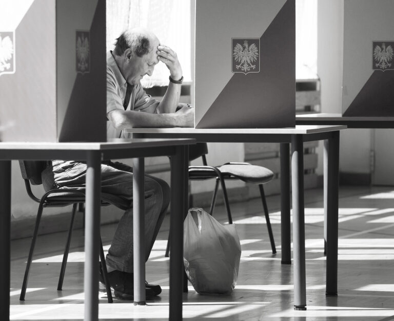 Muž vyplňuje svoj volebný lístok počas druhého kola prezidentských volieb v Poľsku 1. júna 2025 vo Varšave. Foto: Sean Gallup/Getty Images
