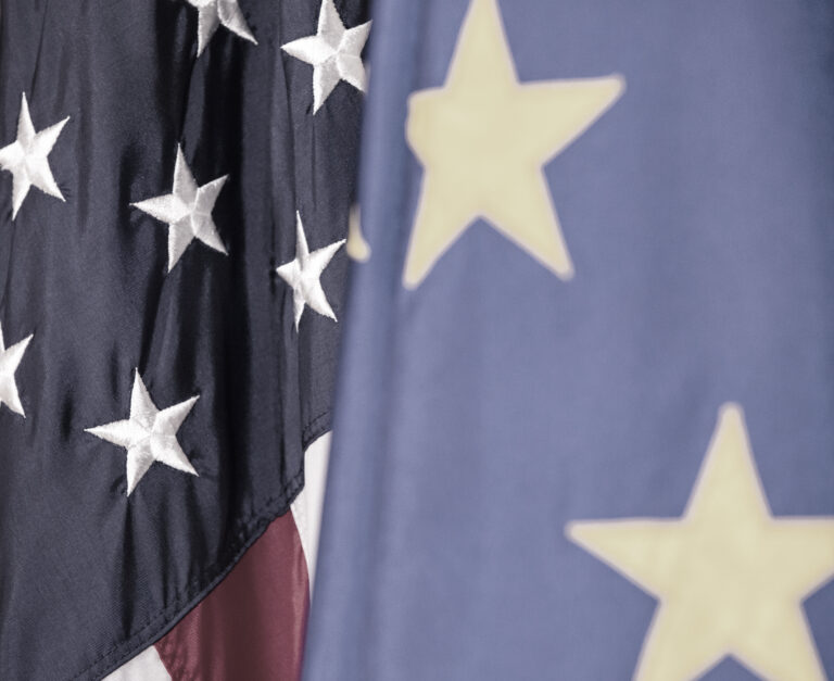 Vlajky Európskej únie a Spojených štátov amerických. Foto: Samuel Corum/Getty Image
