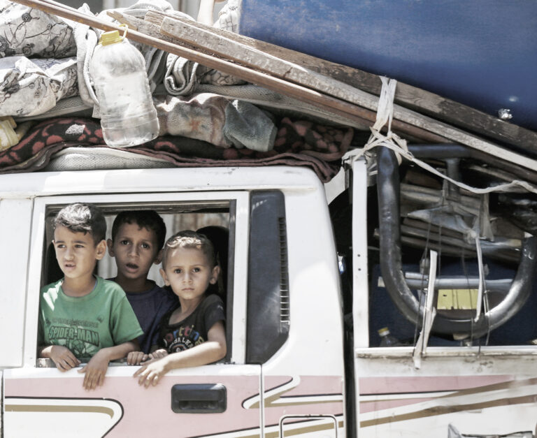 Palestínčania sa po evakuácii presúvajú do oblastí, ktoré považujú za bezpečnejšie, so svojimi osobnými vecami. Foto: Stringer/Anadolu via Getty Images

