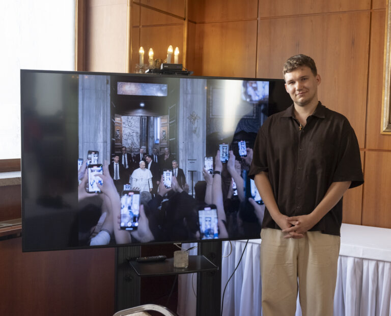 Tomáš Baršváry s fotografiou, ktorá vyhrala hlavnú cenu Grand Prix Slovak Press Photo. Foto: Miroslava Pavlíková/Štandard