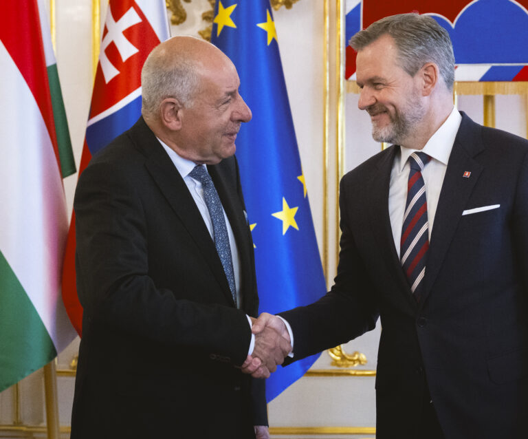 Zľava Tamás Sulyok a Peter Pellegrini. Foto: Jakub Kotian/TASR