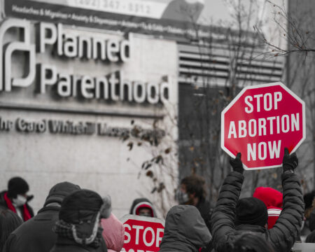 Najväčšia sieť potratových kliník v USA nedostane od štátu už ani peniaze na testy