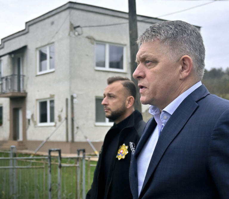 Robert Fico (v popredí), Matúš Šutaj Eštok. Foto: Roman Hanc/TASR