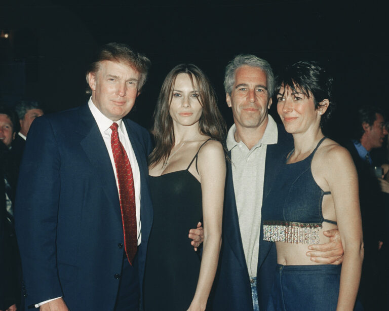 Zľava Donald Trump, Melania Knaussová, Jeffrey Epstein a Ghislaine Maxwellová. Foto: Davidoff Studios/Getty Images