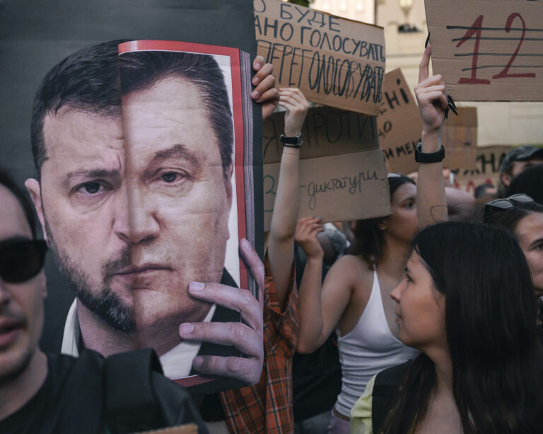 Plagát spájajúci  fotografie prezidenta Volodymyra Zelenského s bývalým prezidentom Ukrajiny Viktorom Janukovyčom. Foto: Scott Peterson/Getty Images