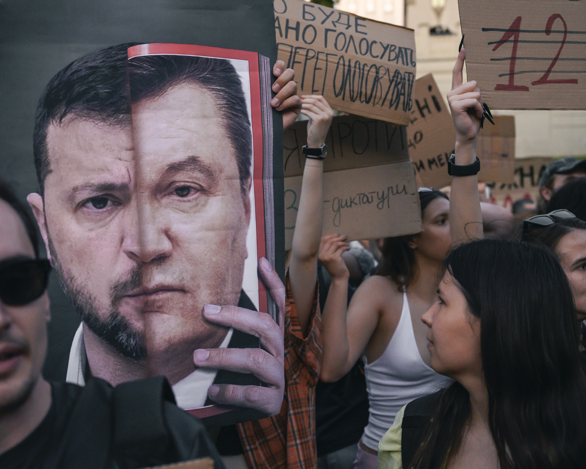 Zelenskyj ustupuje tlaku Bruselu. Poslanci schválili nezávislosť protikorupčných úradov