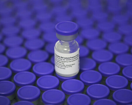 Výsledky analýzy vakcín proti covidu oddialil kontroverzný záchrankový tender