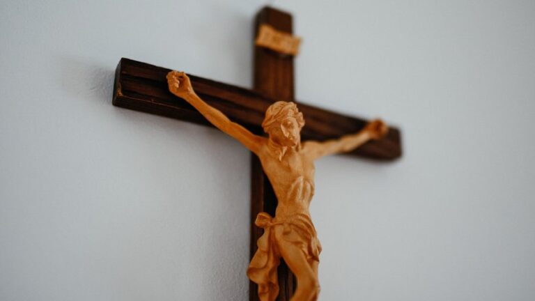 Študentky zažalovali školu pre kríž, súd im dal čiastočne za pravdu