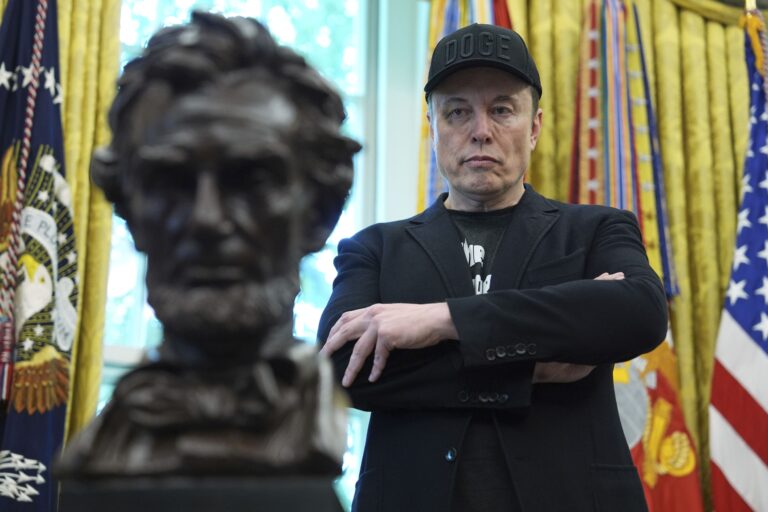 Yang aj libertariáni ponúkajú Muskovi pomoc pri politickom projekte