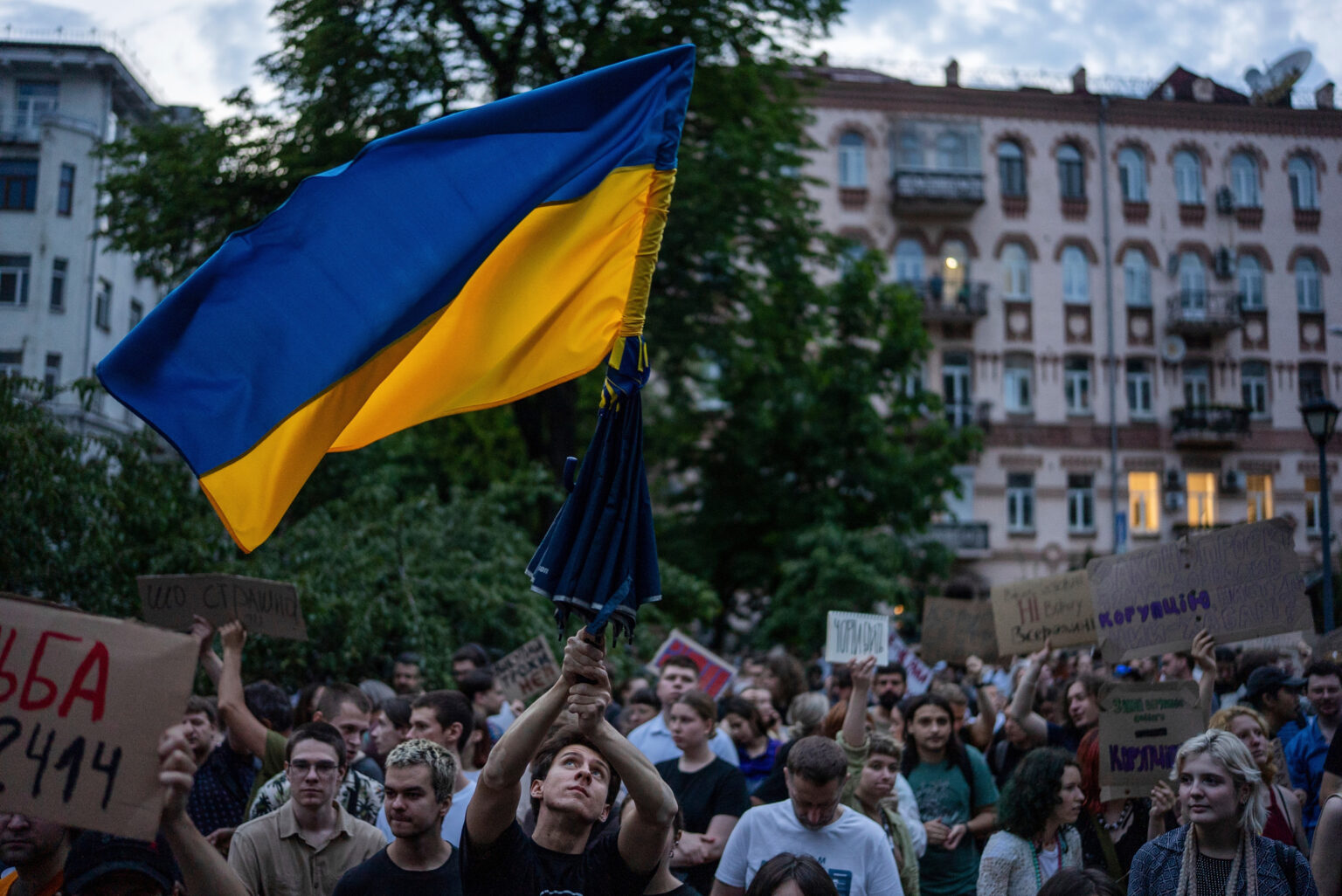 Protest proti zákonu obmedzujúcemu autonómiu protikorupčných úradov. Foto: TASR/AP