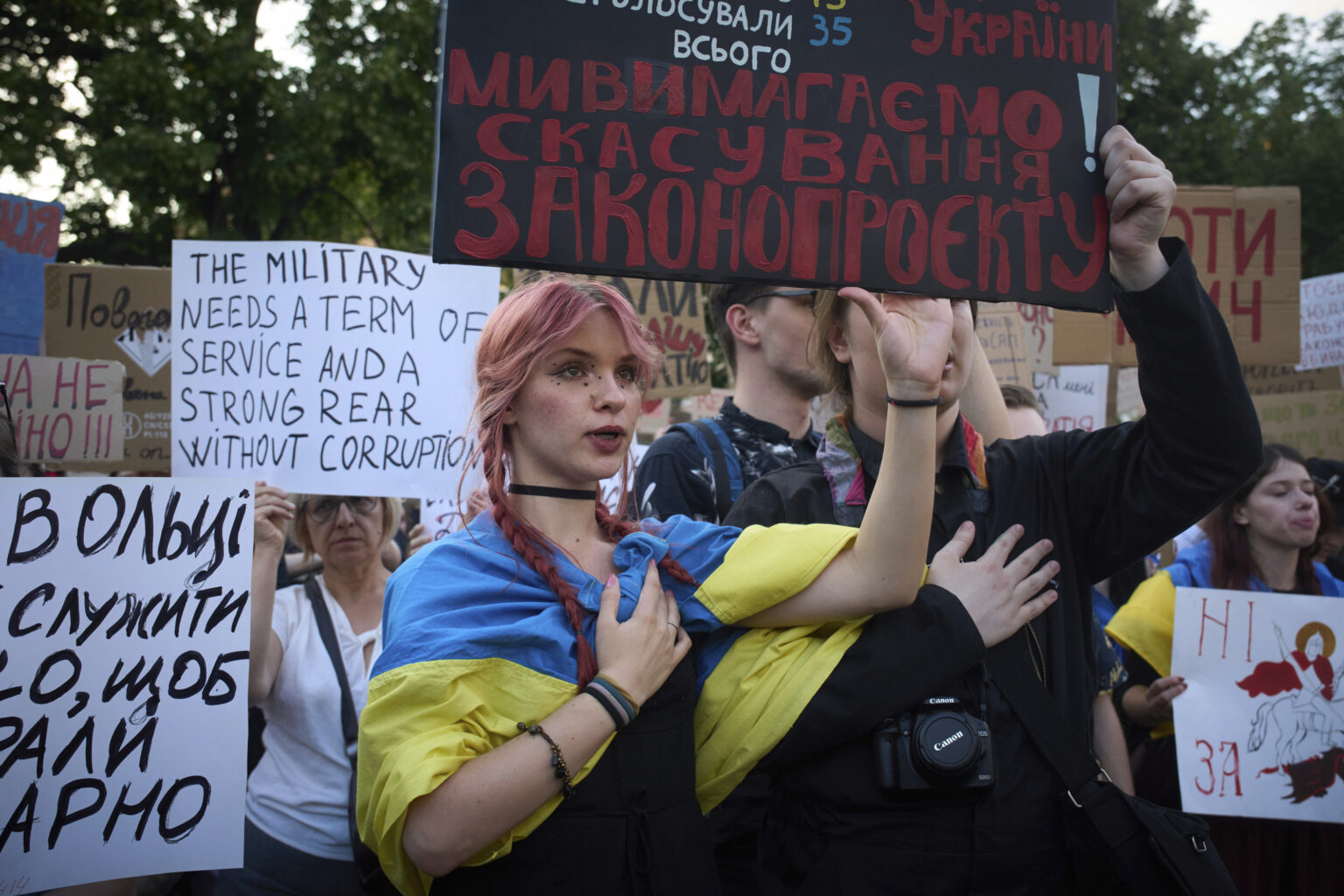 Demonštranti protestujú proti novému návrhu zákona. Foto: TASR/AP