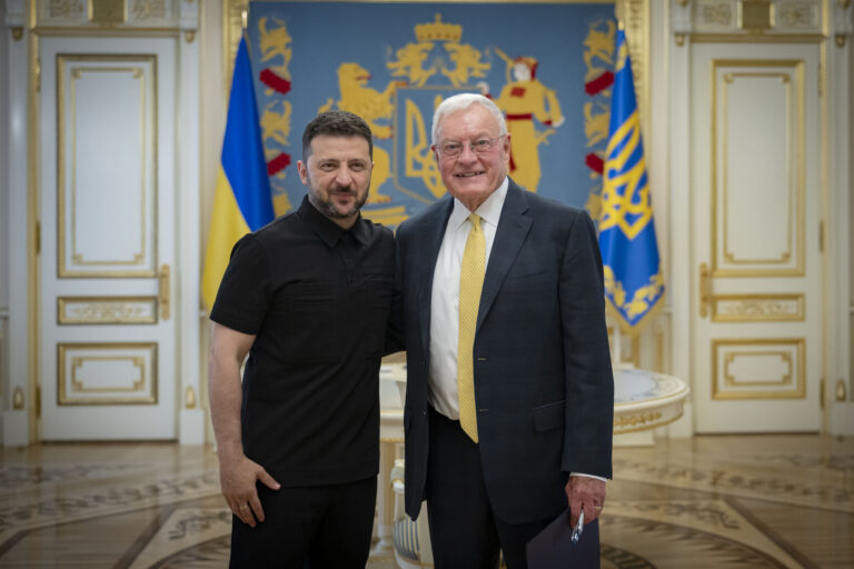 Volodymyr Zelenskyj (vľavo) a Keith Kellogg. Foto: TASR/AP