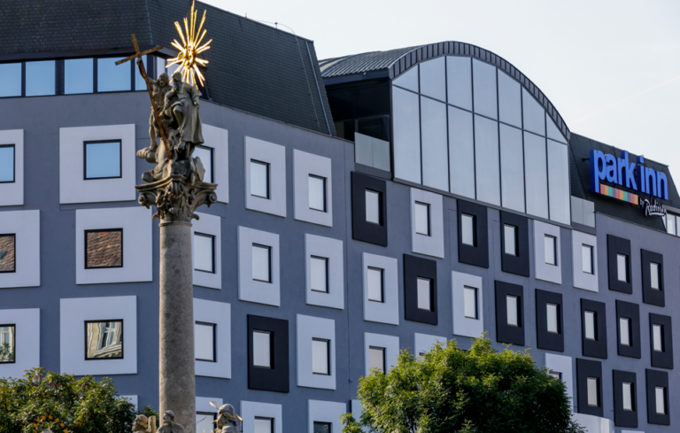 Fasáda hotela pri Moste SNP stále bez kolaudácie, prevádzka pokračuje