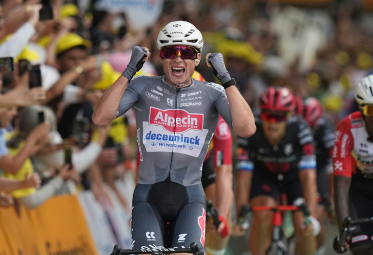 Prvá etapa Tour de France: Philipsen triumfuje, Evenepoel stratil 39 sekúnd