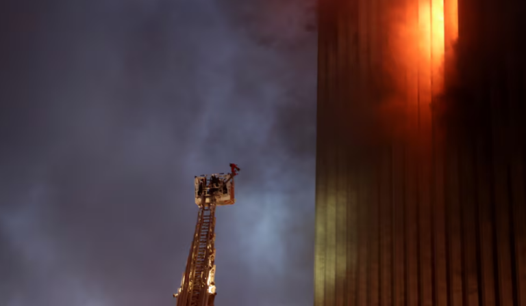 Požiar v Káhire ochromil telekomunikačné služby, meškalo aj viacero letov