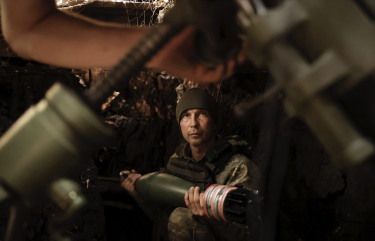 Ukrajinský vojak strieľa z 120 mm mínometu na pozície ruskej armády v blízkosti mesta Časov Jar v Doneckej oblasti. Foto: TASR/AP