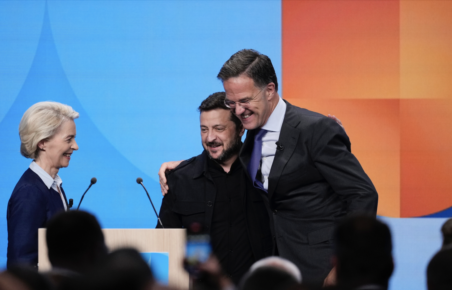 Ursula von der Leyenová, Mark Rutte a Volodymyr Zelenskyj. Foto: TASR/AP
