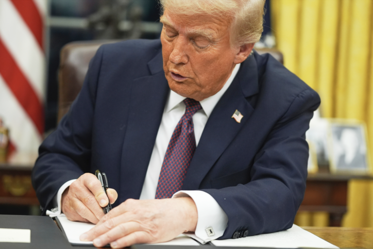 Trumpove clá platia od polnoci, postihnú desiatky štátov