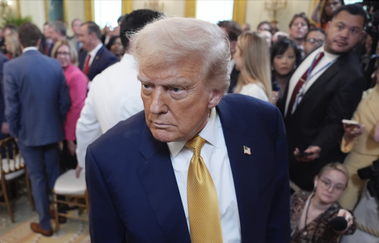 Trump sa rozhádal s WSJ kvôli listu Epsteinovi, novinárov nevzal do Škótska