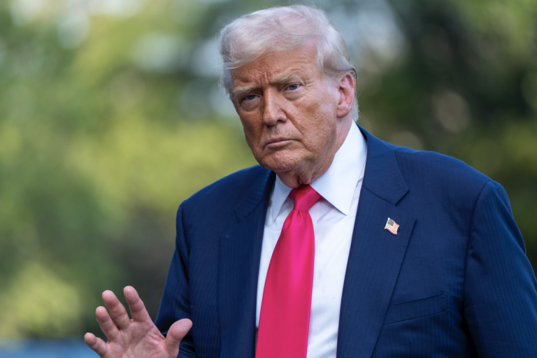 Thajsko a Kambodža sa obviňujú z útokov, Trump žiada okamžité prímerie