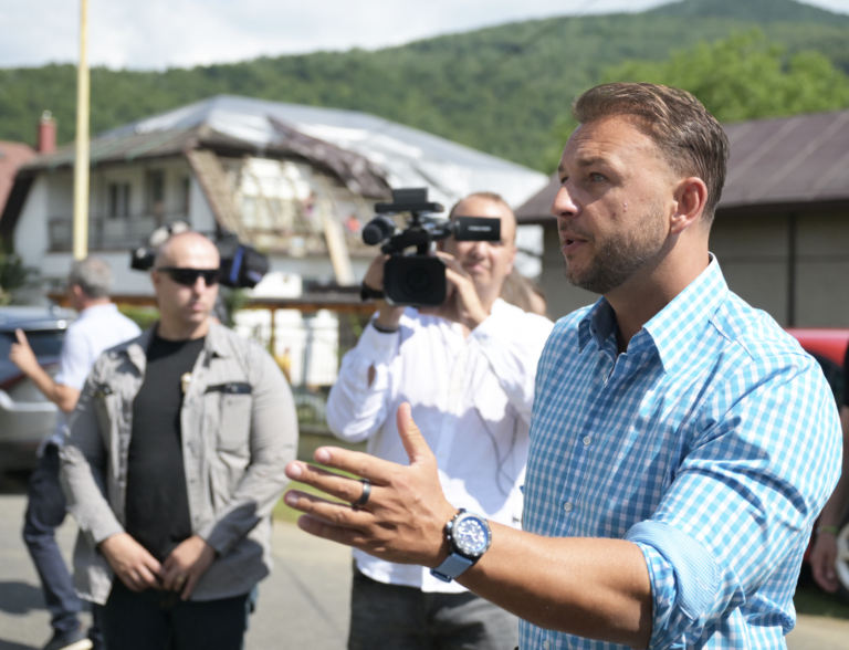 Opozícia zvoláva pre víchricu výbor v Gelnici, minister hlása „kaviarenskí povaľači“