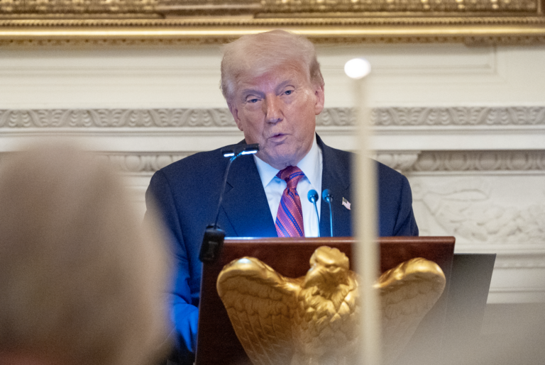 Bloomberg: Trumpov tlak môže ohroziť väčšinu čínskeho exportu do USA