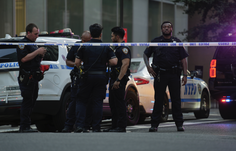 Útočník zabil v kancelárii na Manhattane najmenej päť ľudí