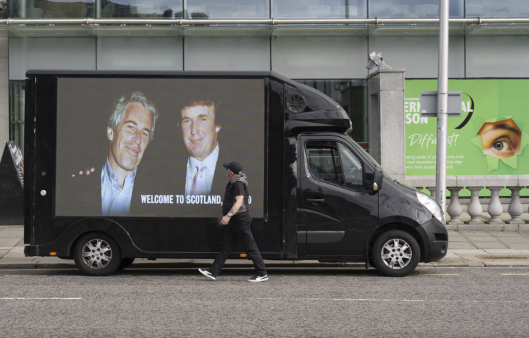 Trumpova administratíva žiada sudcov zverejniť výpovede v kauze Epsteina