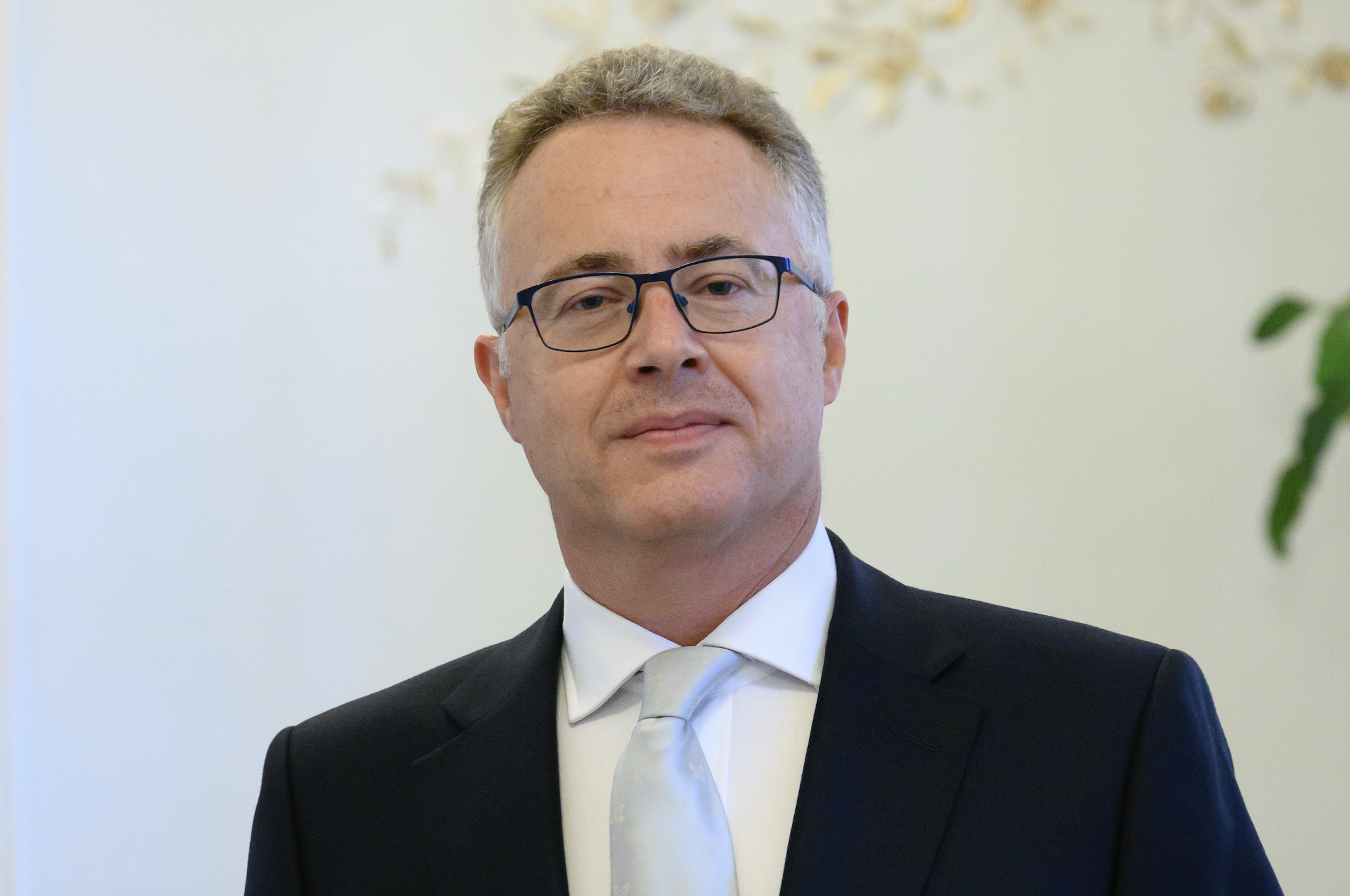 Britský veľvyslanec vysvetľoval kauzu „zmluvy proti Smeru“. Odpovede však prídu neskôr