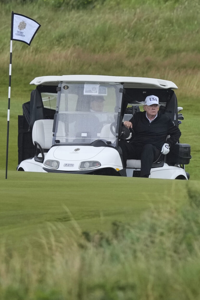 Trump prišiel do Škótska hrať golf. Až potom sa stretne so Starmerom a von der Leyenovou