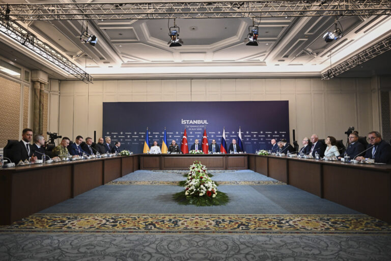 Turecký minister zahraničných vecí Hakan Fidan (v strede) predsedá stretnutiu delegácií Ruska (vpravo) a Ukrajiny (vľavo) 23. júla 2025. Foto: TASR/AP