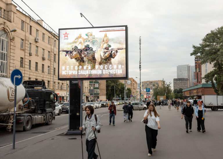 Armádne náborové inzeráty v Moskve minulý mesiac. Na podporu náboru ponúka Rusko mimoriadne vysoké vstupné bonusy a platy. Foto: Nanna Heitmann pre New York Times