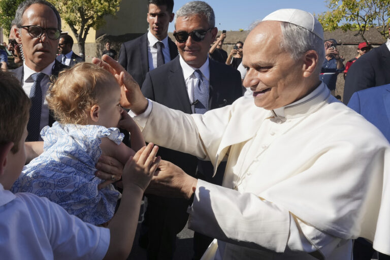 Pápež Lev XIV. začal dovolenku v Castel Gandolfe, vítali ho pútnici
