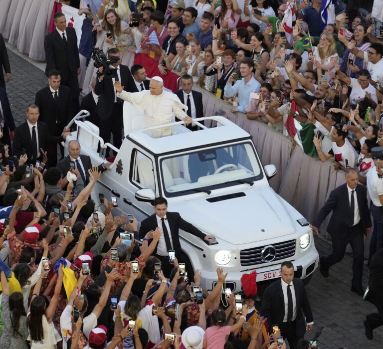 Pápež Lev XIV. prekvapil pútnikov na úvod Jubilea mladých vo Vatikáne