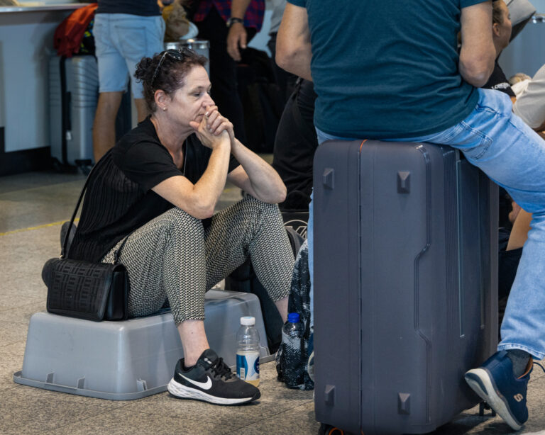Oddych počas omeškaného letu. Foto: Nicolas Economou/NurPhoto cez Getty Images