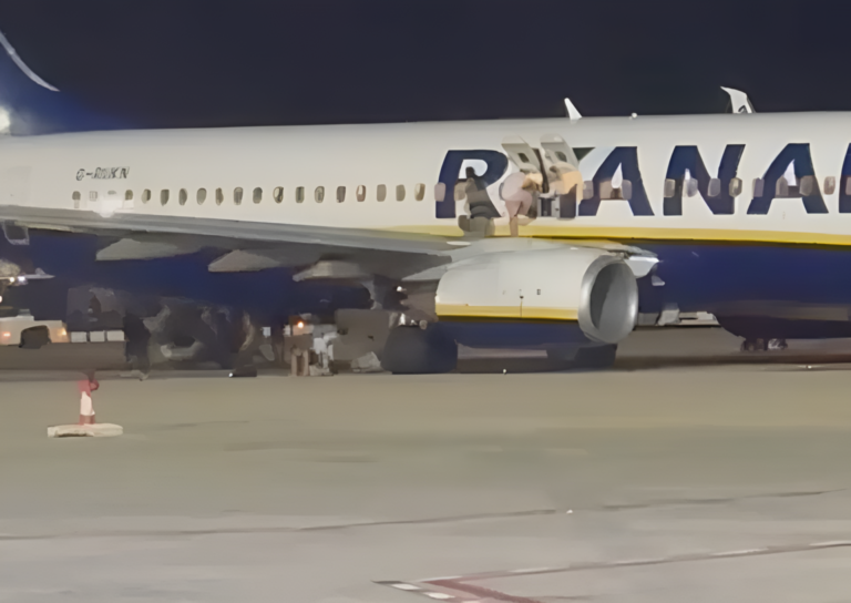 Panika v lietadle Ryanairu. Cestujúci skákali z krídiel na betón