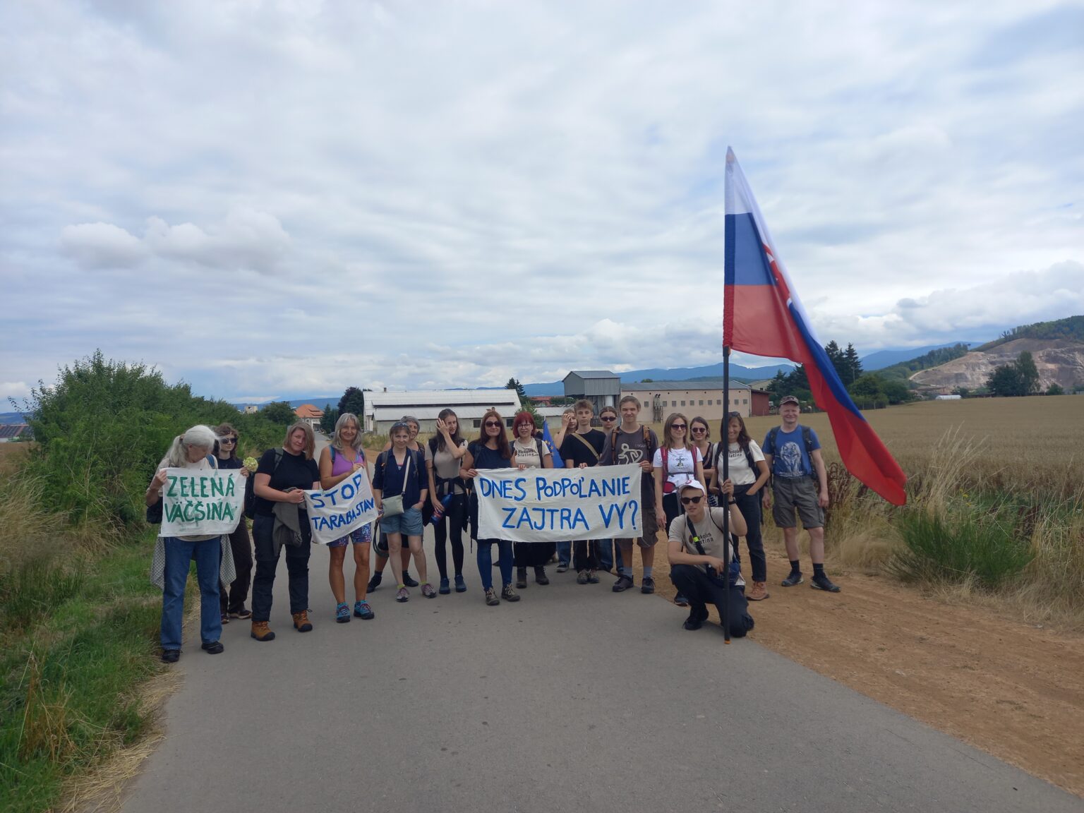 Účastníci pochodu pri obci Vígľaš. Foto: Mário Kaprálik/Štandard