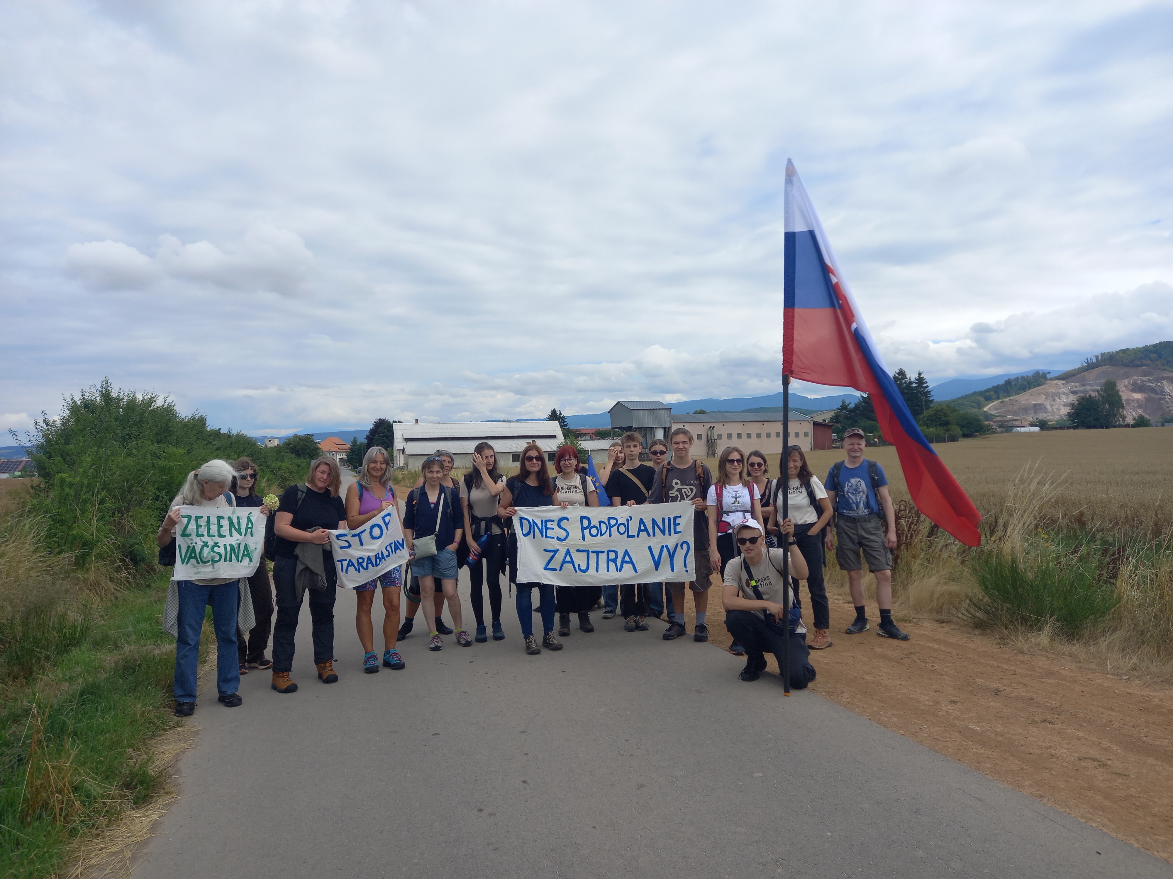 Pochod proti výstavbe vodnej elektrárne v Málinci. Ľudia vyrazili symbolicky zo Slatinky