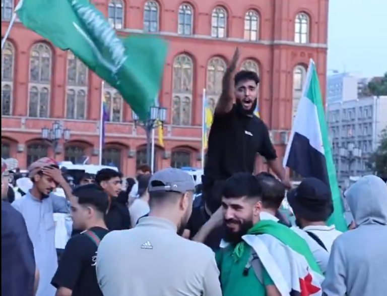 Sýrčania v Berlíne vyzývali na vraždy a znásilnenia. Polícia nezasiahla