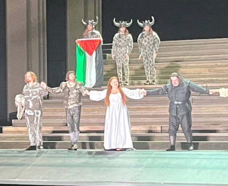 Umelec rozvinul palestínsku vlajku priamo na javisku londýnskej Kráľovskej opery