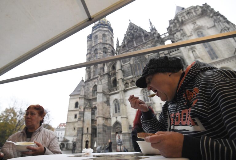 Podávanie polievky ľuďom bez domova v Košiciach. Foto: František Iván/TASR